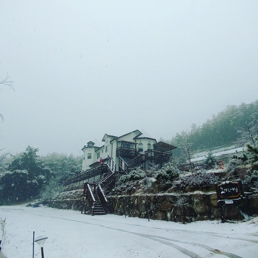 Another World Pension Gyeongju Bagian luar foto
