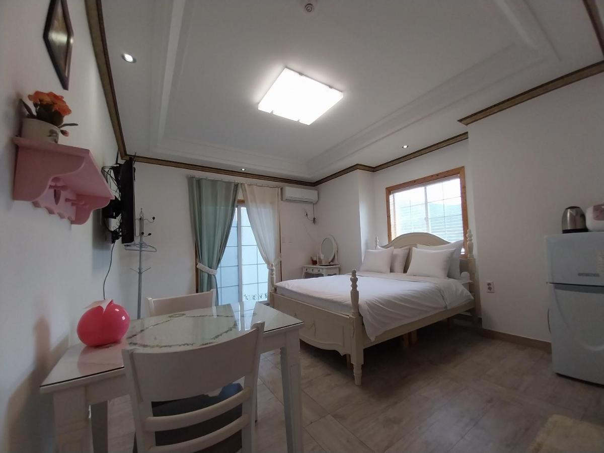 Another World Pension Gyeongju Bagian luar foto